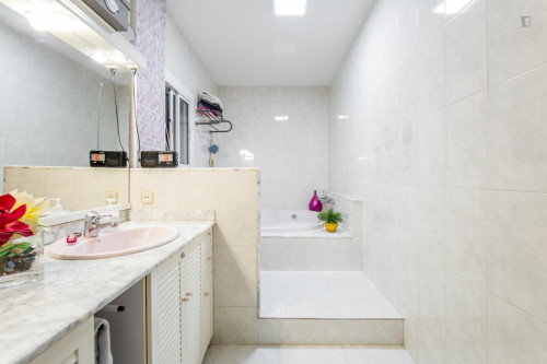 Single bedroom in 4-bedroom apartment