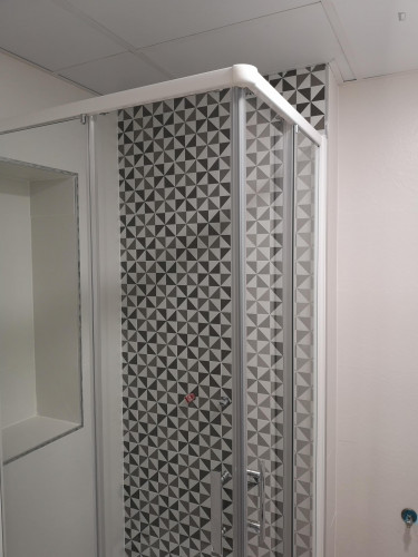 Single bedroom, with private bathroom, in 3-bedroom apartment - Gallery - 10
