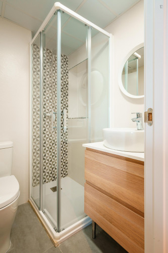 Single bedroom, with private bathroom, in 3-bedroom apartment - Gallery - 9