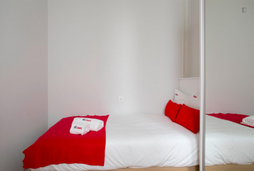 Inviting double bedroom close to Jardim da Fundação Calouste Gulbenkian  - Gallery -  2