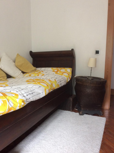 Inviting single bedroom in busy Entrecampos  - Gallery -  3