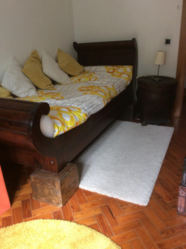 Inviting single bedroom in busy Entrecampos  - Gallery -  2
