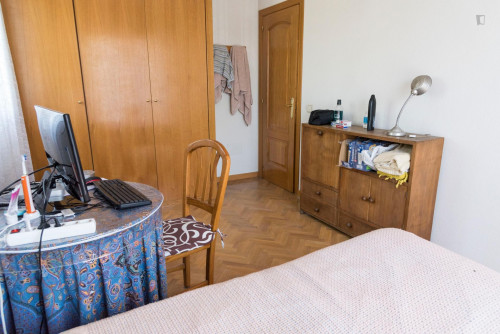 Single bedroom in 4-bedroom house