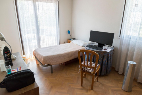 Single bedroom in 4-bedroom house