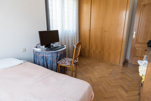 Single bedroom in 4-bedroom house