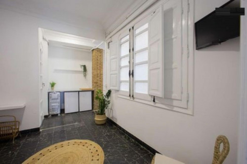 Single bedroom, with private bathroom and balcony, in 8-bedroom house