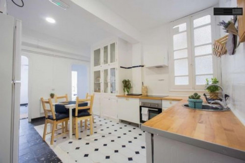 Single bedroom, with private bathroom and balcony, in 8-bedroom house