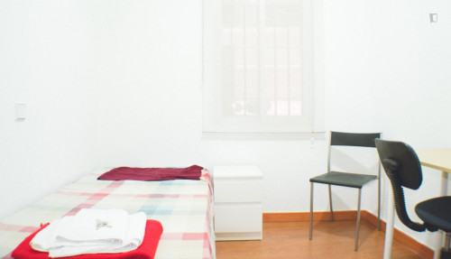 Single bedroom in a 4-bedroom flat in Almagro