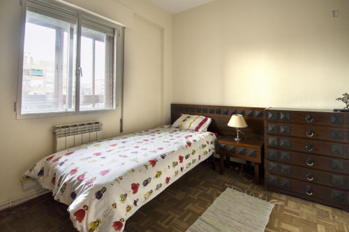 Friendly single bedroom in residential Alcobendas