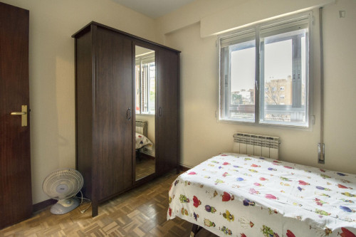 Friendly single bedroom in residential Alcobendas