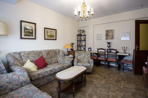 Friendly single bedroom in residential Alcobendas