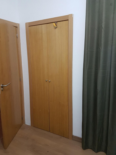Single bedroom in 5-bedroom apartment - Gallery - 6