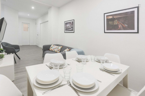 Double Bedroom in well-linked Vallehermoso - Gallery - 22
