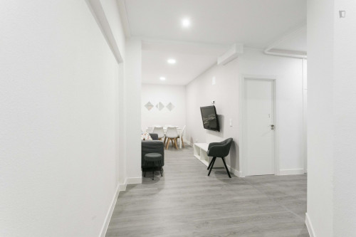 Double Bedroom in well-linked Vallehermoso - Gallery - 21