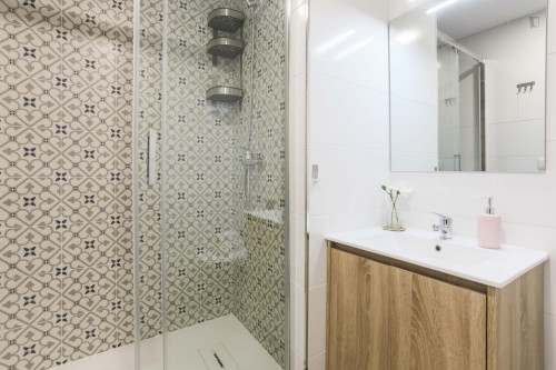 Double Bedroom in well-linked Vallehermoso - Gallery - 13