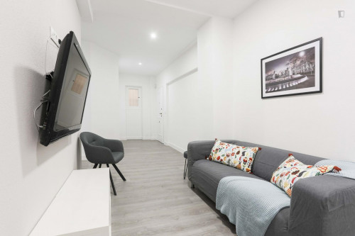 Double Bedroom in well-linked Vallehermoso - Gallery - 25