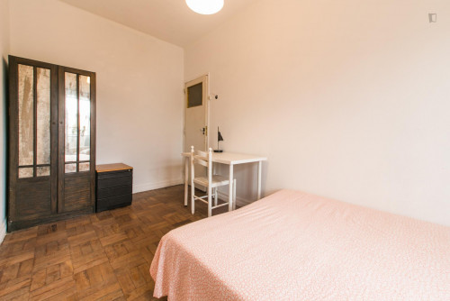Bright double bedroom in proximity to Instituto Superior de Agronomia