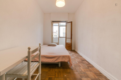 Bright double bedroom in proximity to Instituto Superior de Agronomia