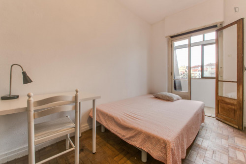Bright double bedroom in proximity to Instituto Superior de Agronomia