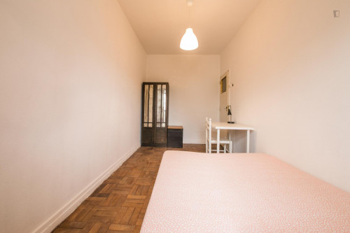 Bright double bedroom in proximity to Instituto Superior de Agronomia