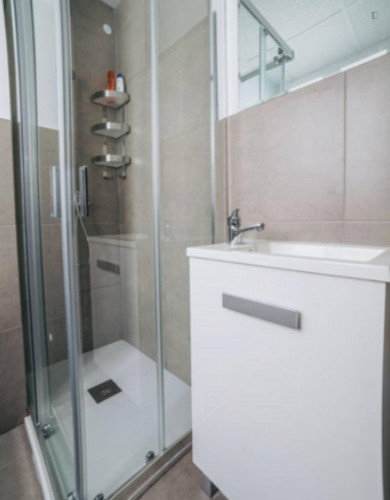 Single bedroom in a 15-bedroom flat, in Gaztambide