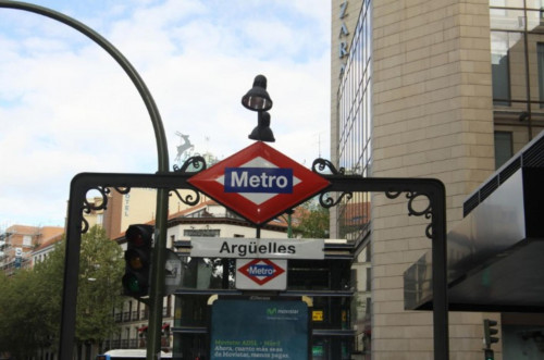 Single bedroom in a 15-bedroom flat, in Gaztambide