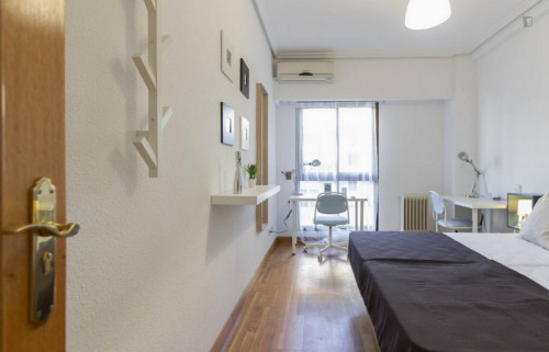 Large twin bedroom in the Delicias neighbourhood