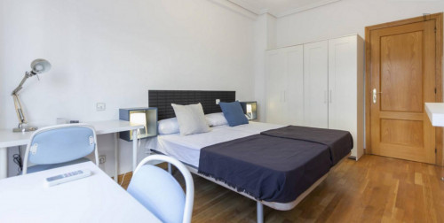 Large twin bedroom in the Delicias neighbourhood