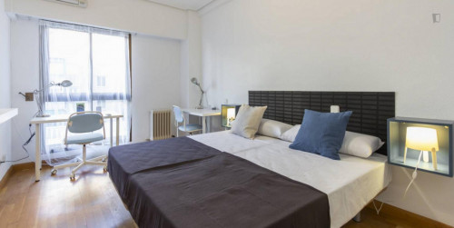 Large twin bedroom in the Delicias neighbourhood