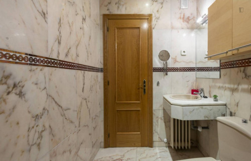 Large twin bedroom in the Delicias neighbourhood - Gallery - 12
