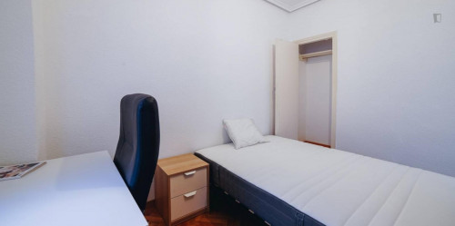 Cosy double bedroom close to Manuel Becerra metro station