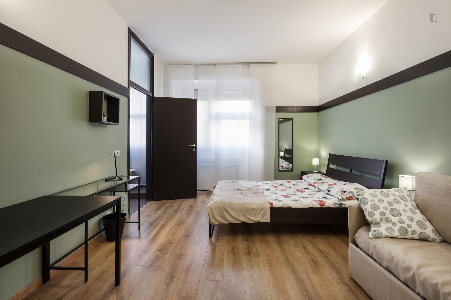 Sofa bed in twin ensuite bedroom close to Università degli Studi di