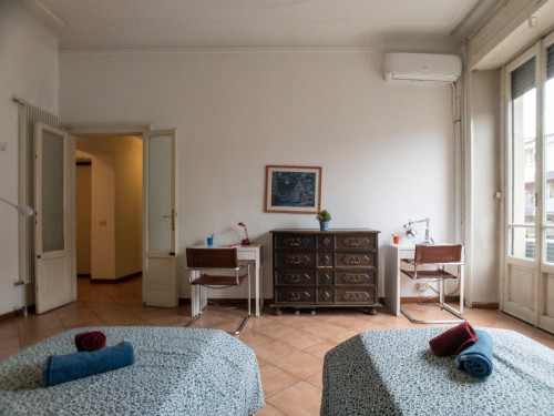 Bed in a twin bedroom in Porta Romana neighbourhood - Gallery - 29