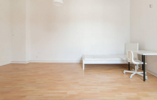 Spacious room in 5-bedroom apartment in Tempelhof-Schöneberg