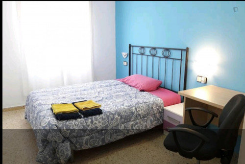 Double bedroom, with private bathroom, in 4-bedroom house