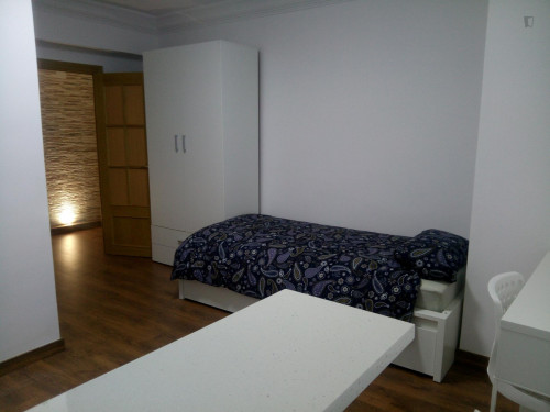 Inviting Single Ensuite Bedroom Pl.1-H1, With Its Own Kitchen, In Mont-Olivet - 1