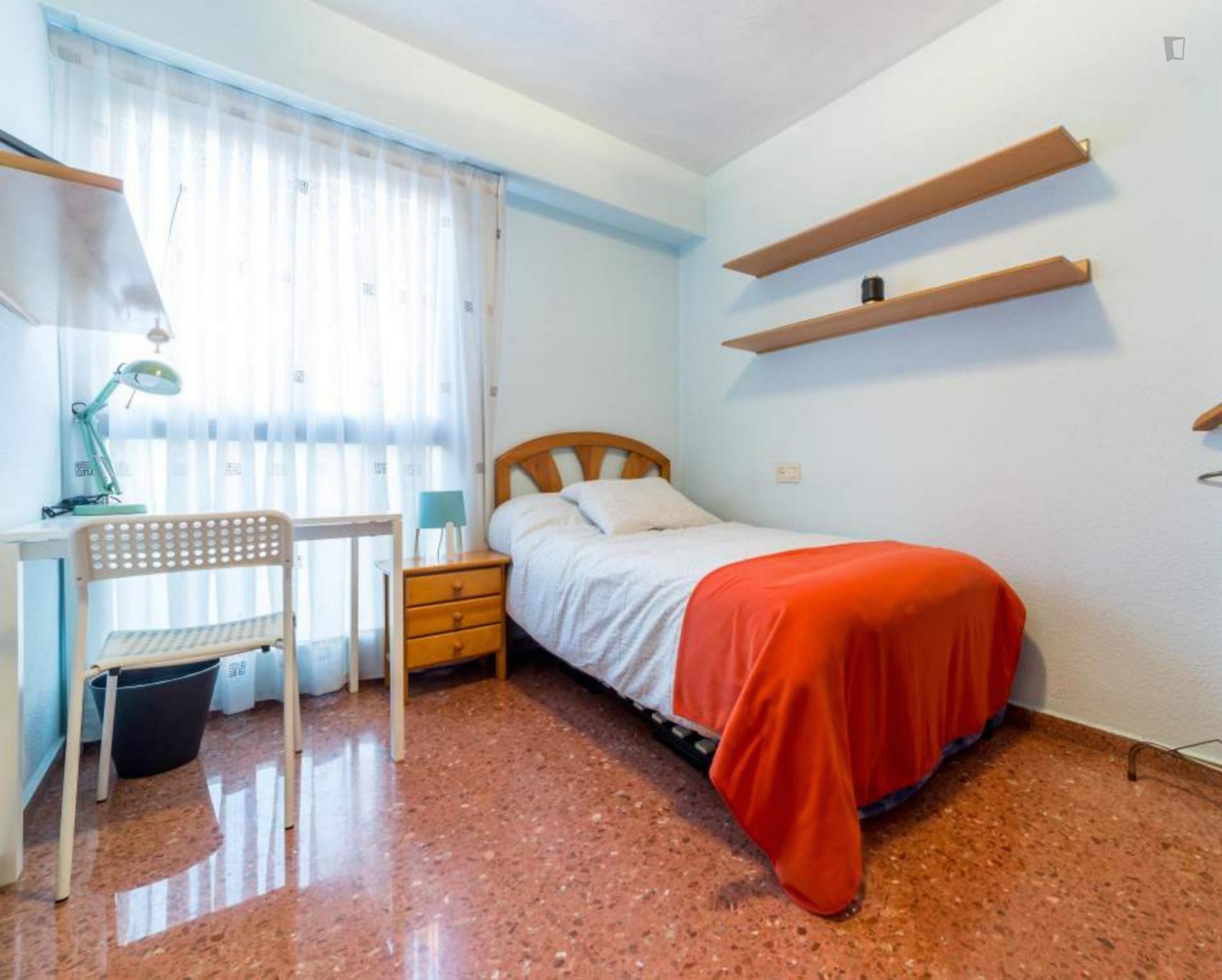 Lovely single bedroom close to Facultat d'Economia (UV)