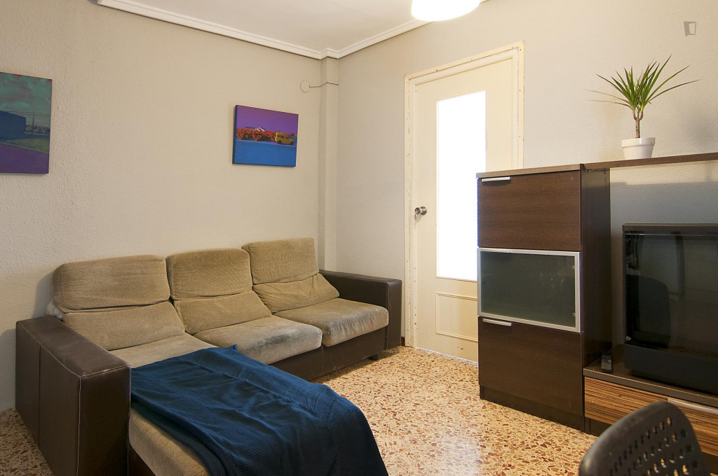 Neat double bedroom in L'Amistat neighbourhood  - Gallery -  4