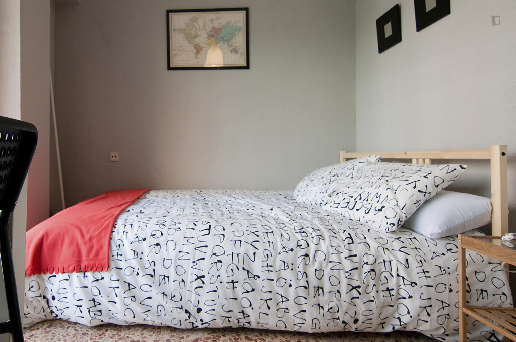 Neat double bedroom in L'Amistat neighbourhood  - Gallery -  3