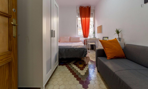 Splendid double bedroom just blocks away from Universitat de Barcelona  - Gallery -  3