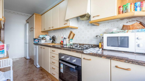 Snug double bedroom in student-popular L'Amistat - Gallery - 5