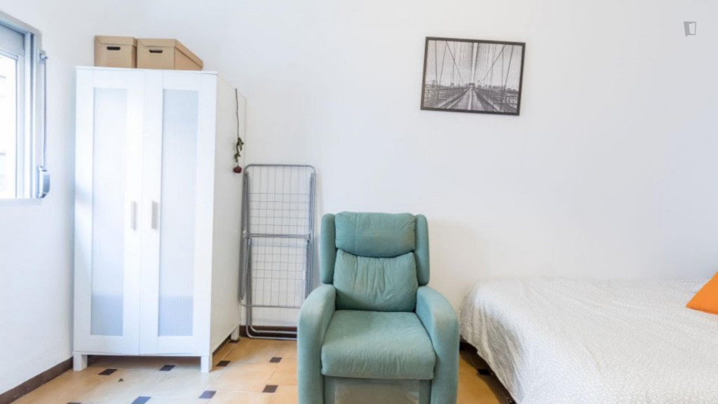 Snug double bedroom in student-popular L'Amistat  - Gallery -  2