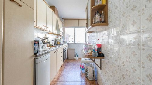 Snug double bedroom in student-popular L'Amistat - Gallery - 4