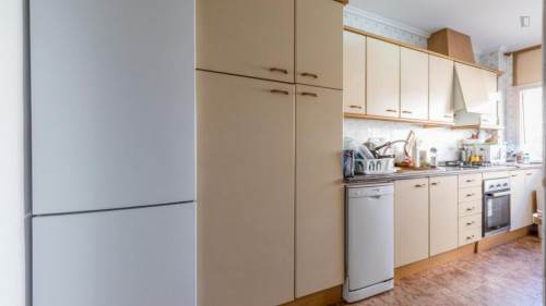 Snug double bedroom in student-popular L'Amistat - Gallery - 6