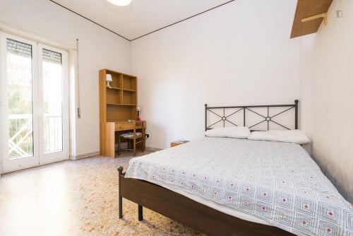 Spacious double bedroom with access to a terrace, near the Porta Furba - Quadraro metro