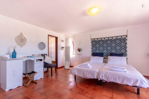 Great twin bedroom close to the Beach - Gallery - 10