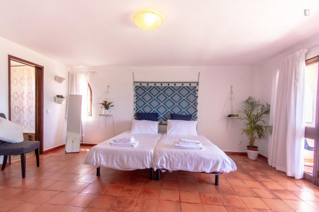 Great twin bedroom close to the Beach