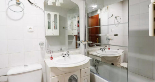 Single bedroom in a 5-bedroom apartment near Urgel metro station - Gallery - 12