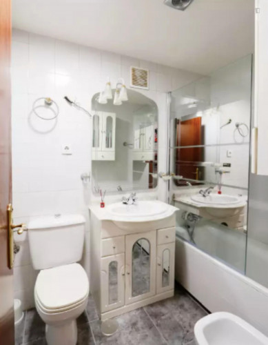 Single bedroom in a 5-bedroom apartment near Urgel metro station - Gallery - 13