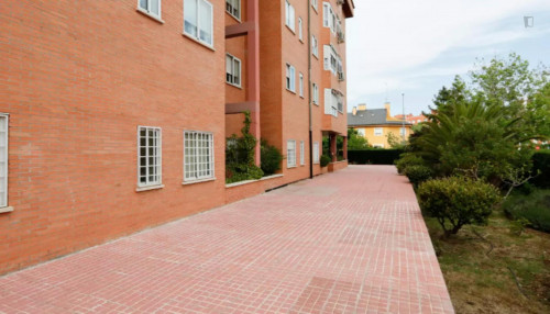 Single bedroom in a 5-bedroom apartment near Urgel metro station
